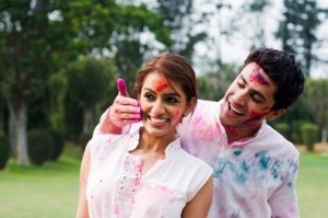 Cute Couples playing Holi Wallpaper 201 | www.lovelyheart.in