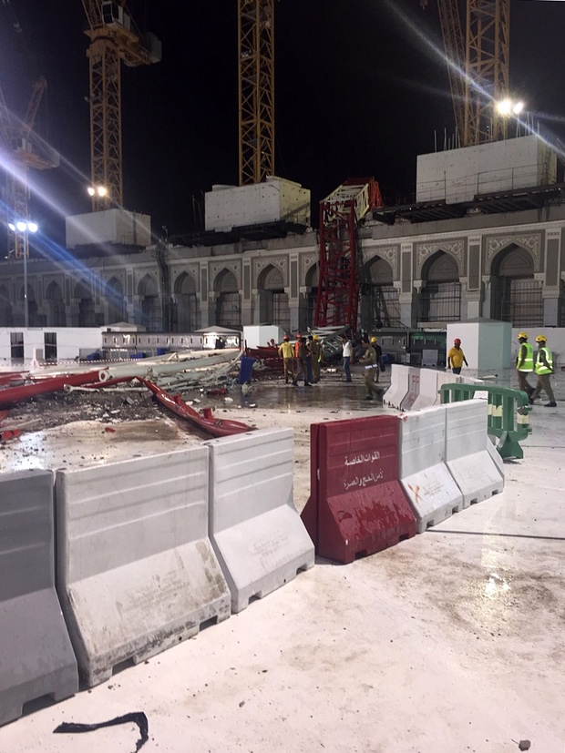 mosque collapse in mecca image of crane