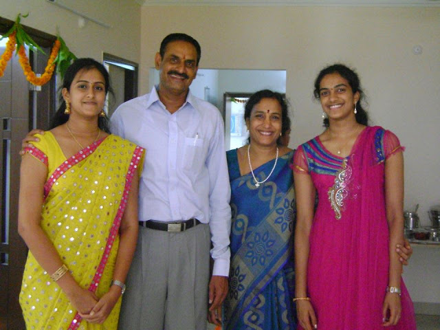 Badminton player PV Sindhu Picture with Family, PV Sindhu Family pics father mother sister